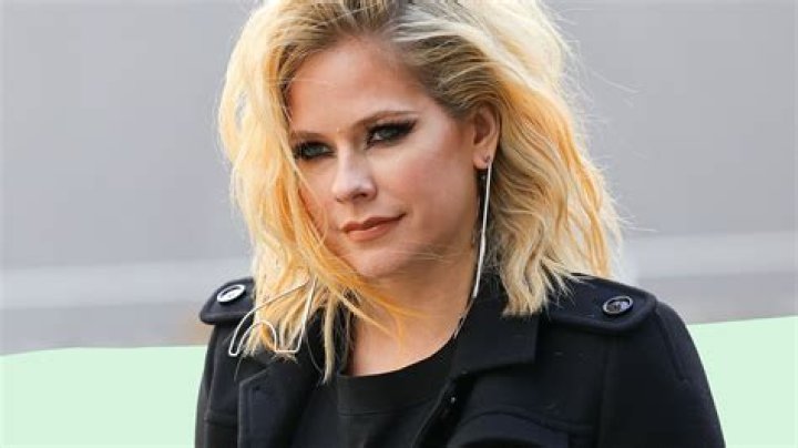 Avril Lavigne wore a postbreakup statement tee at Paris Fashion Week